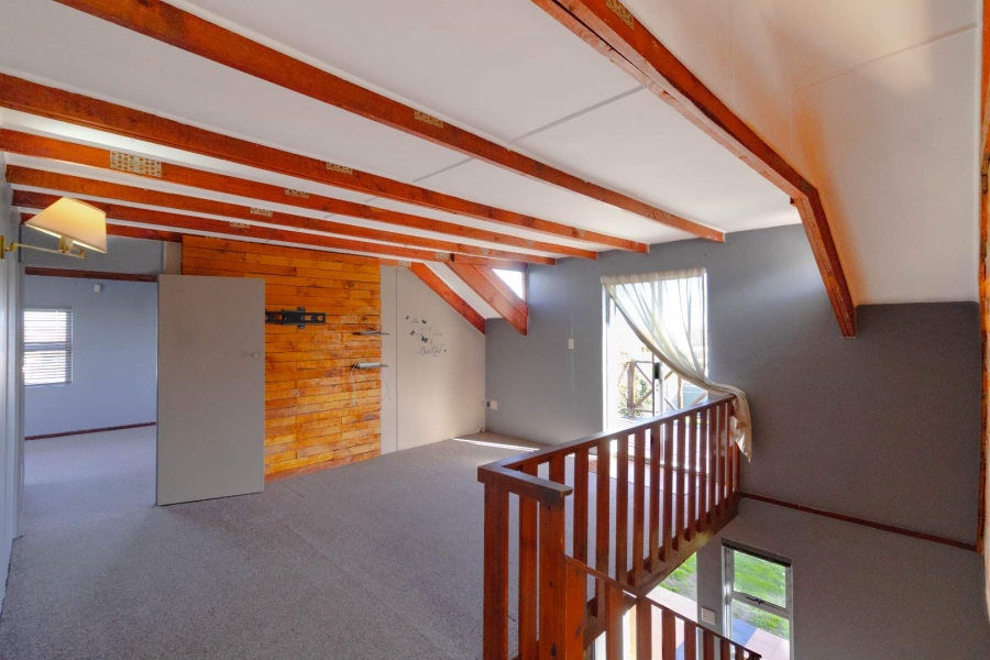 6 Bedroom Property for Sale in Sandbaai Western Cape